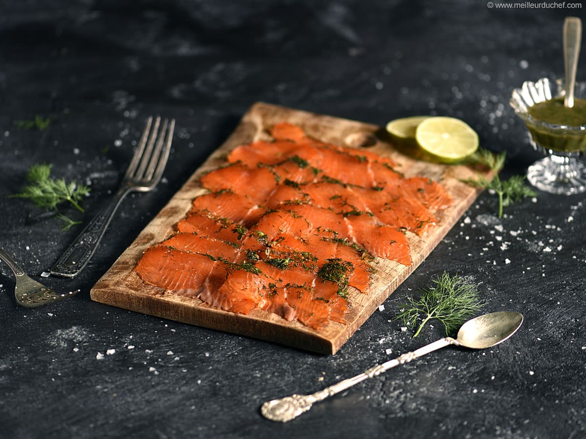 Saumon gravlax maison, mariné aux herbes fraîches et agrumes